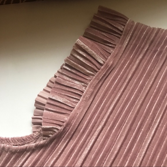 NWT Crushed velvet top with ruffle shoulder - Picture 5 of 8